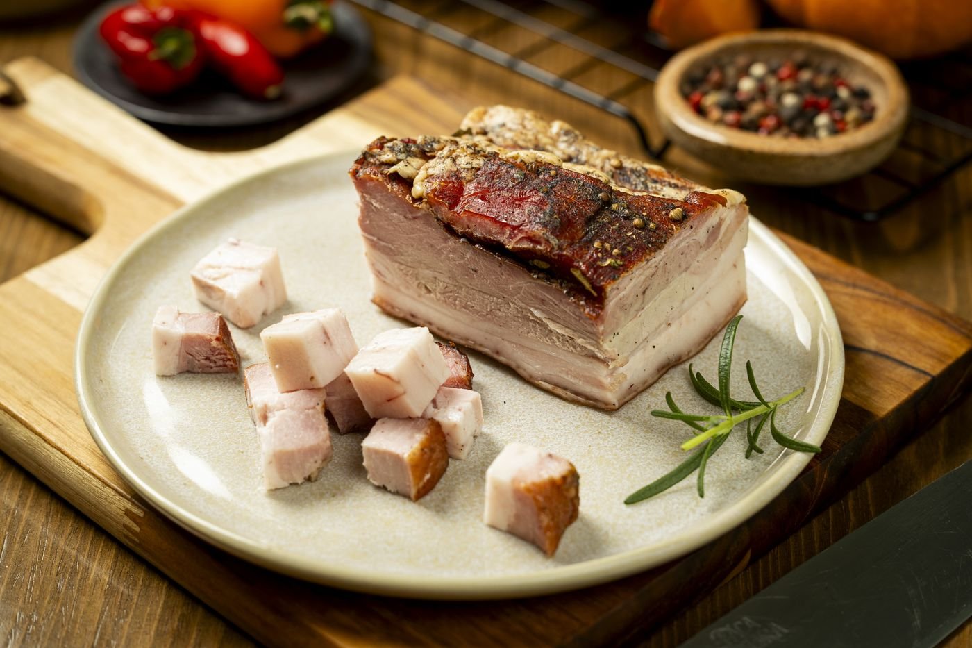 Bacon em cubos, base do feijão-tropeiro.