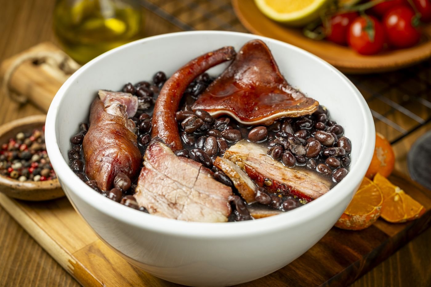 Feijoada com os cortes do kit gourmet.