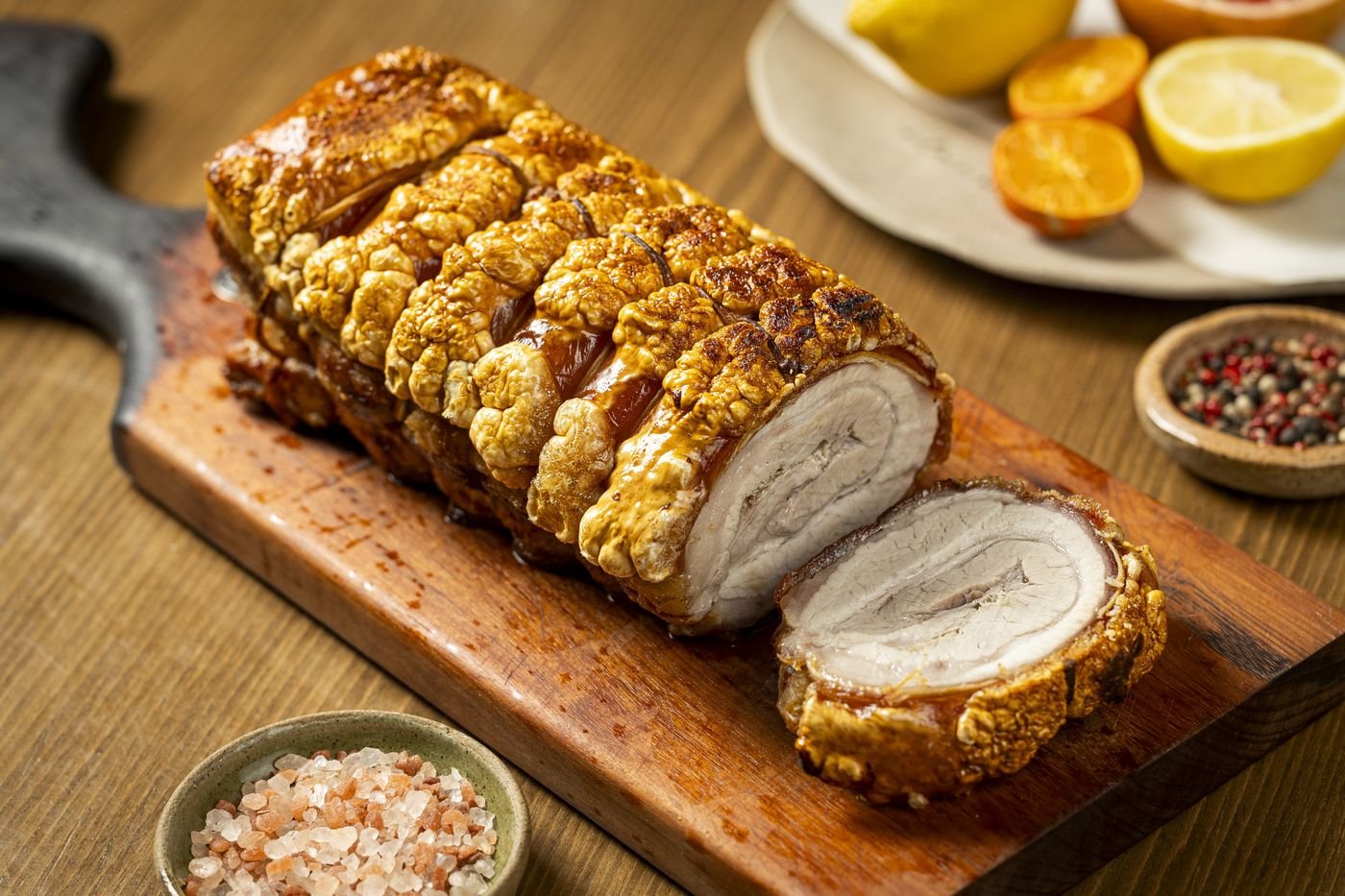 Porchetta assada com a pele pururucada.