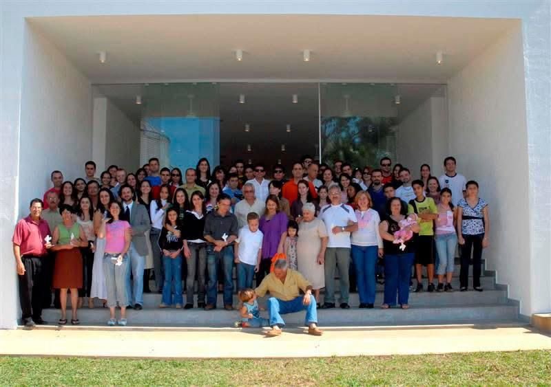 Família e amigos reunidos.