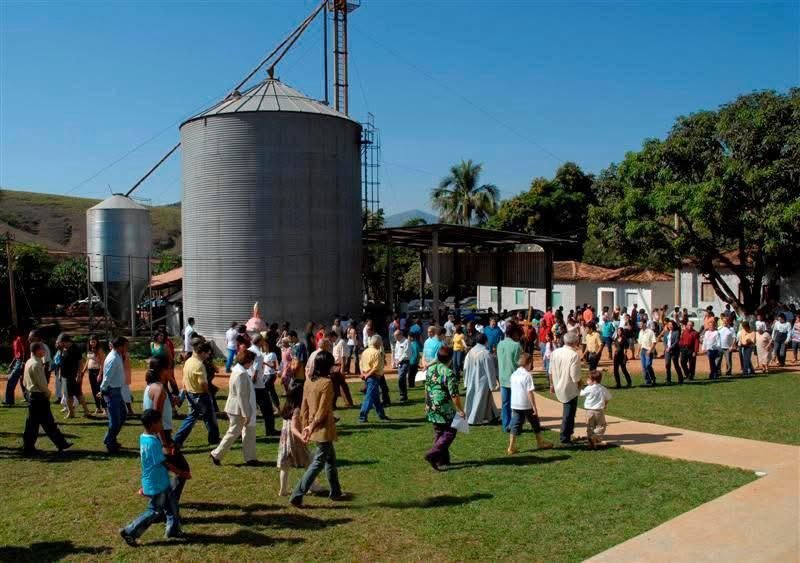 Dia de encontro na fazenda, ao lado dos silos.