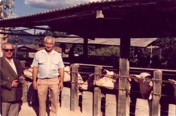 Padre Schimidt e vovô Hamilton na granja.