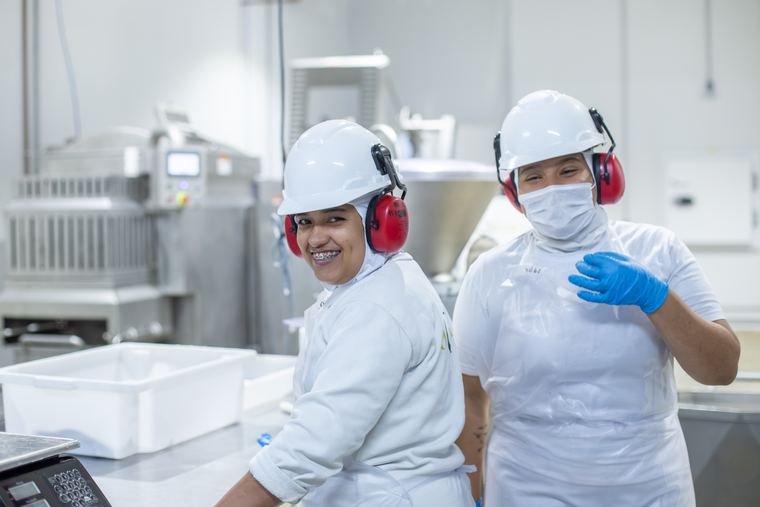 Equipe da produção de embutidos.