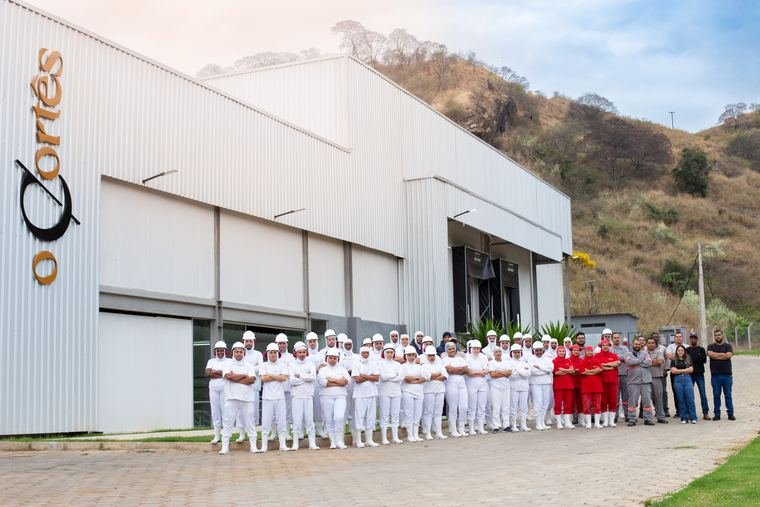 A equipe reunida em frente ao frigorífico O Cortês.