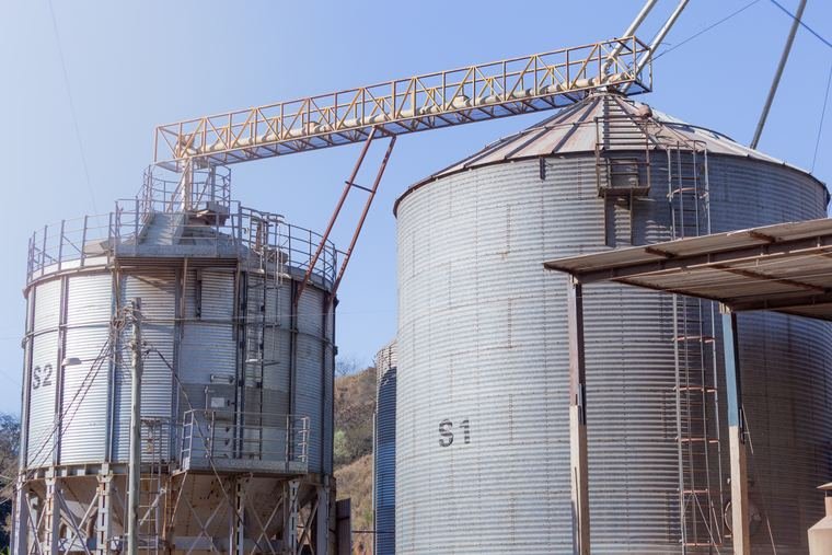 Silos da fábrica de ração.